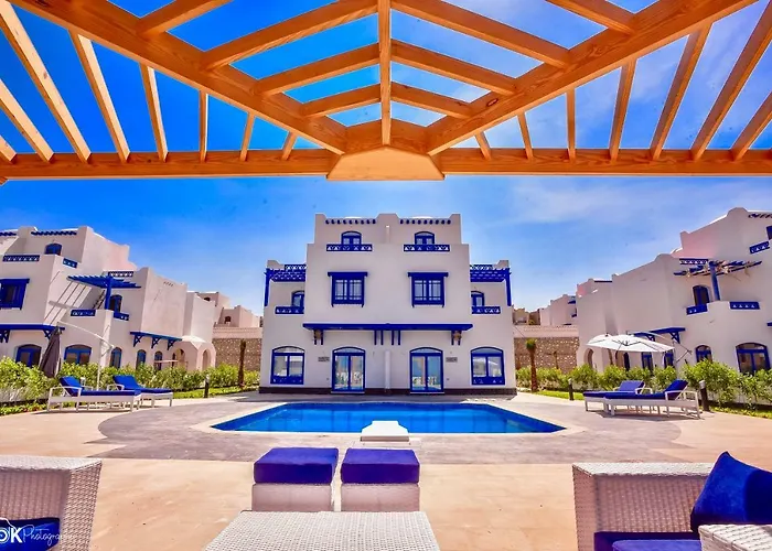 Villa Luxury With Pool In *